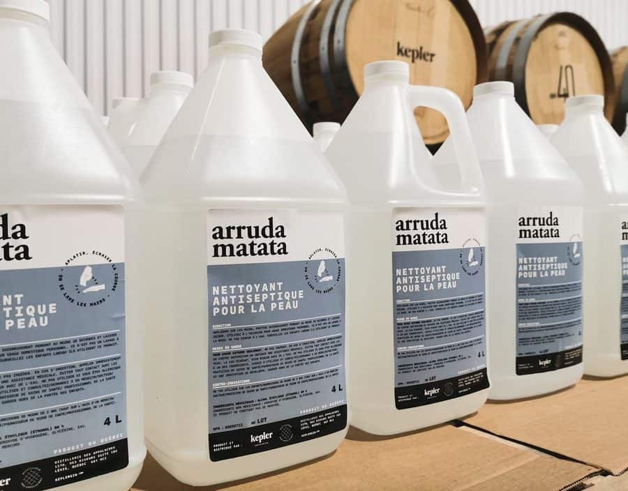 Du gel désinfectant nommé Arruda Matata